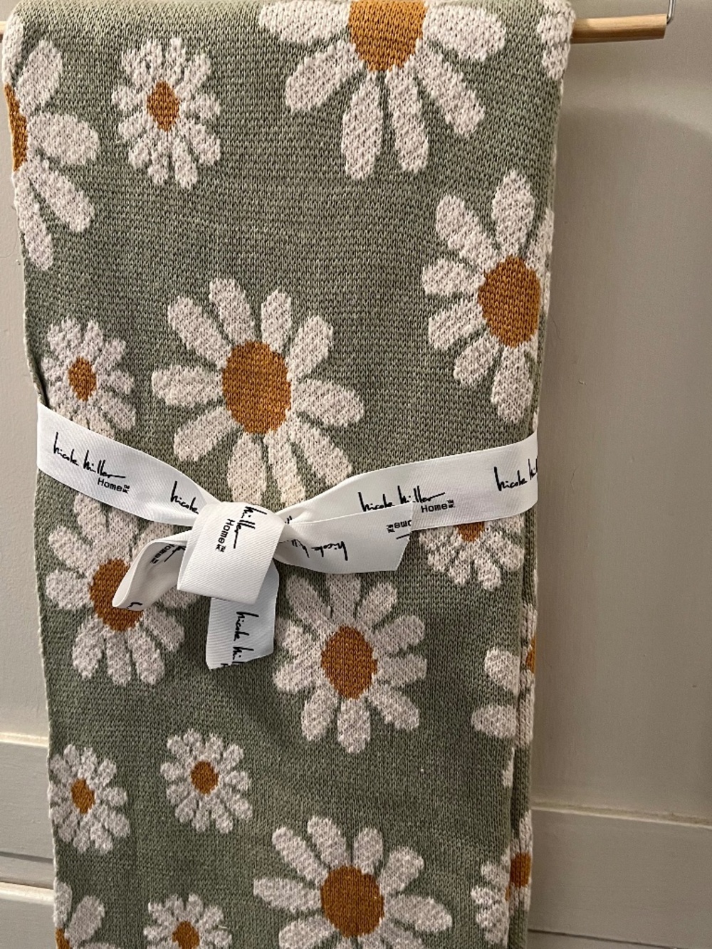 Brand new Nichole Miller Daisy throw blanket